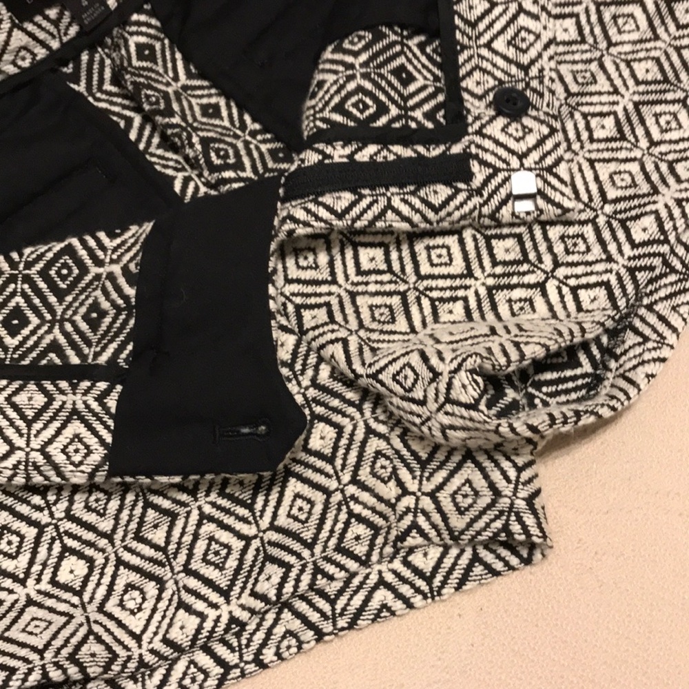 ⬇️ Banana Republic - Black & White Shorts - 4 - Picture 5 of 8